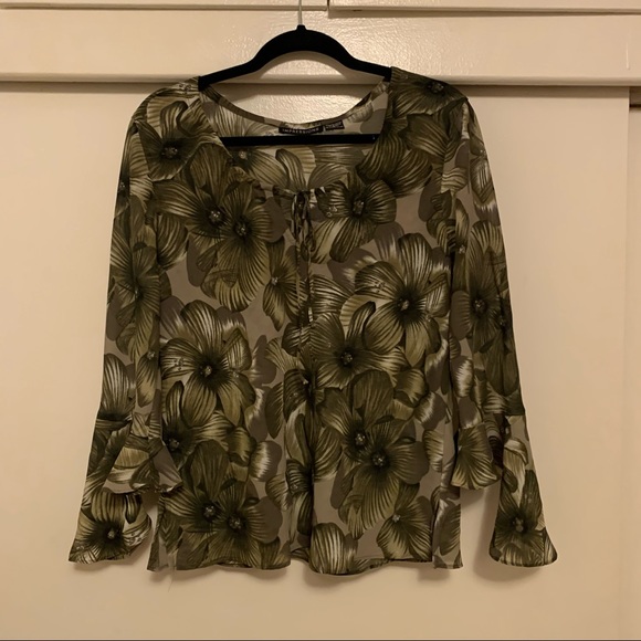 Tops - Green floral bell sleeve top
